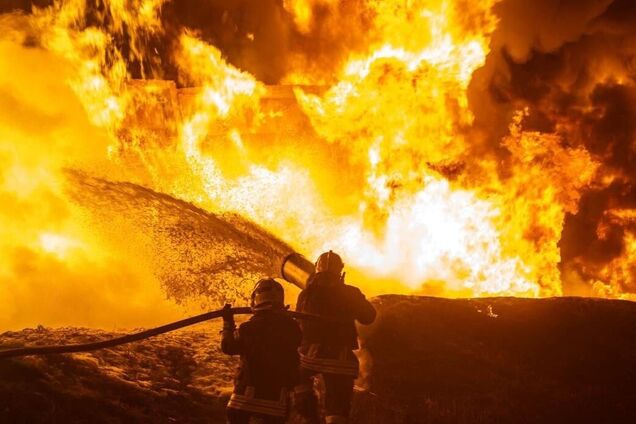 В Одессе вражеские БПЛА повредили железную дорогу, загорелась цистерна с топливом: фото с мест попаданий