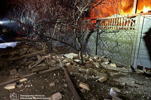 Війська рф вдарили по Запоріжжю: троє людей поранені, спалахнула пожежа. Фото