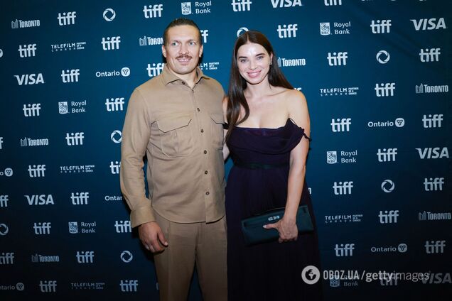 Полуобнаженная жена Усика выложила совместное фото в постели с мужем