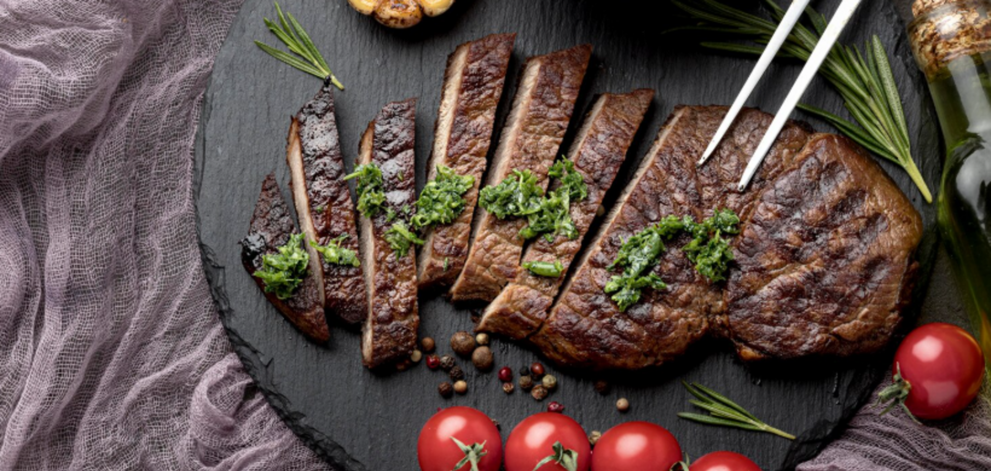 Не кровь! Шеф-повар объяснил, что это за красный сок, который вытекает из стейка