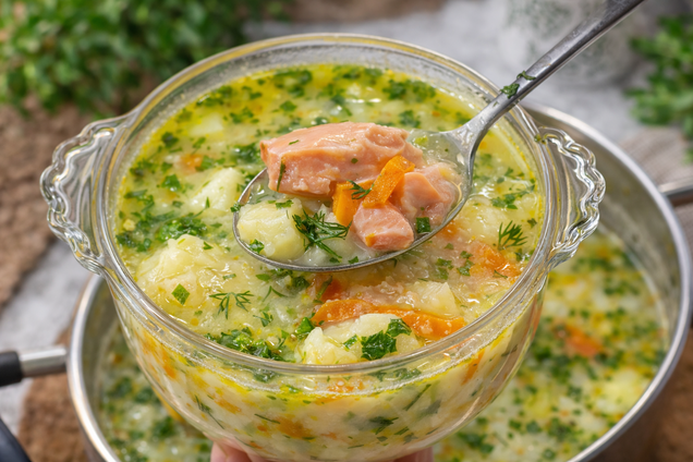 Домашній наваристий суп з червоною рибою: як приготувати