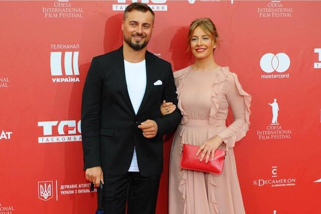 'Розревілася'. Чоловік-військовий Олени Кравець зробив їй нейсподіваний сюрприз на День закоханих просто під час концерту. Відео