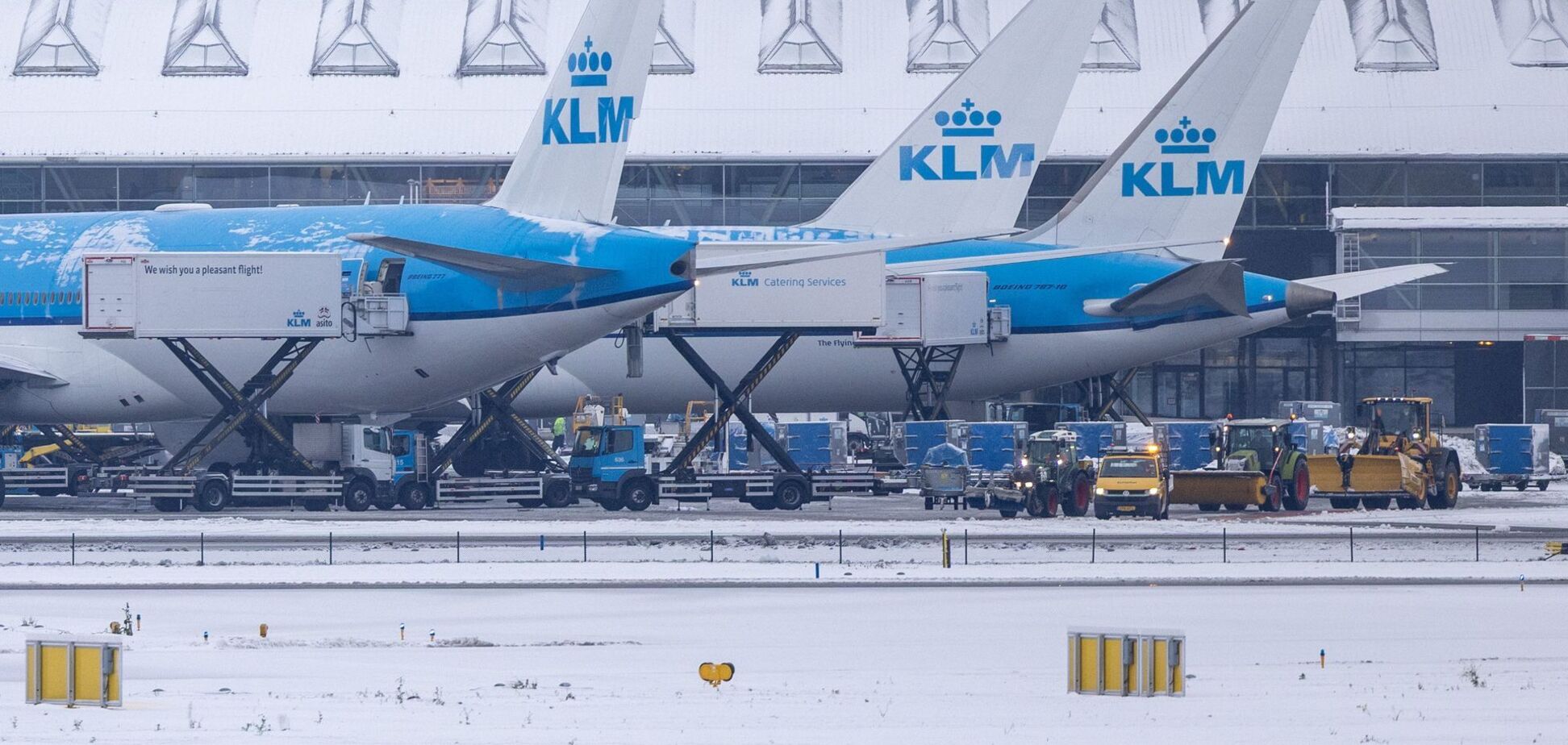 Крупнейший аэропорт Нидерландов отменил сотни рейсов: в чем причина