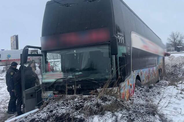 Автобус слетел с дороги: на Львовщине в ДТП пострадали три человека. Фото