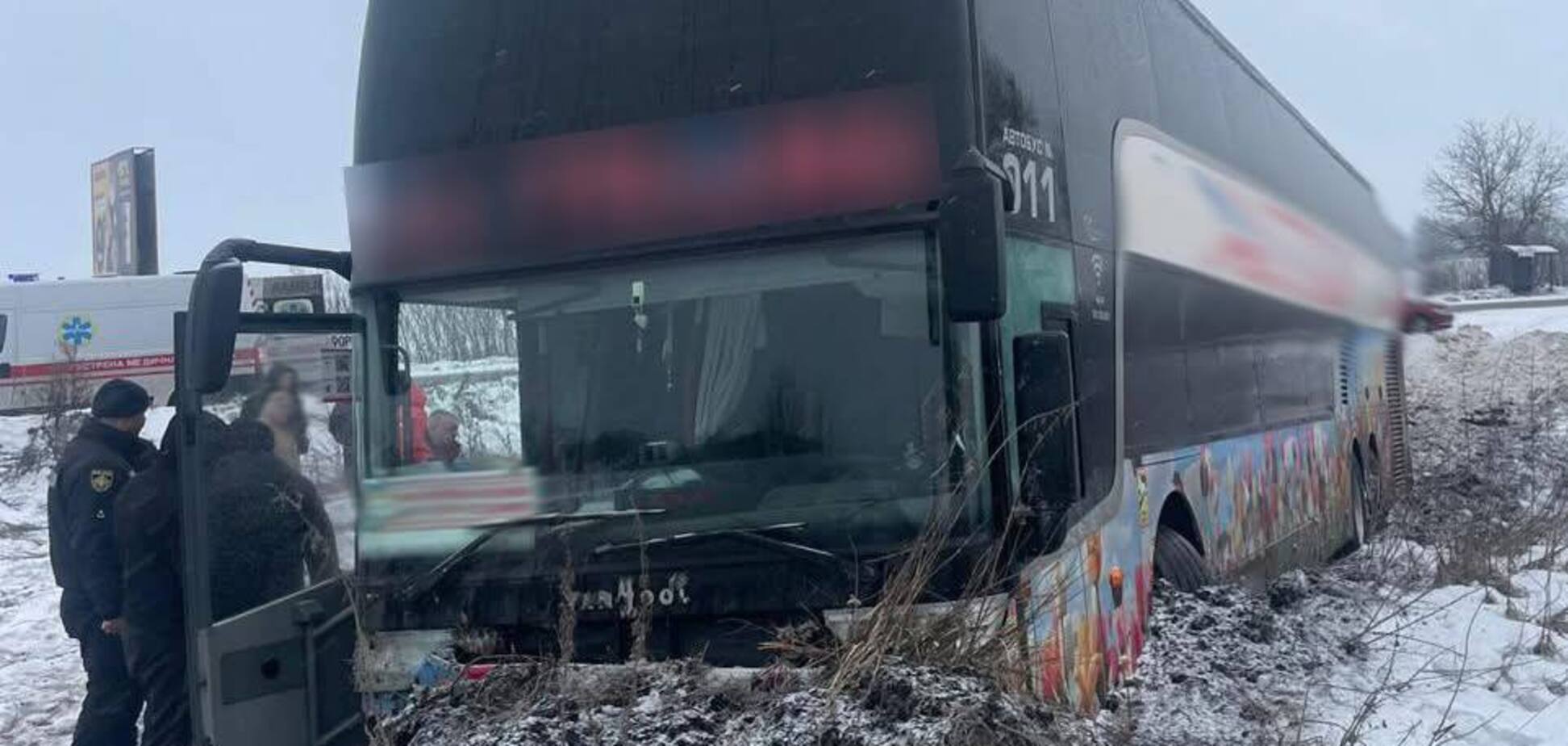 Автобус слетел с дороги: на Львовщине в ДТП пострадали три человека. Фото