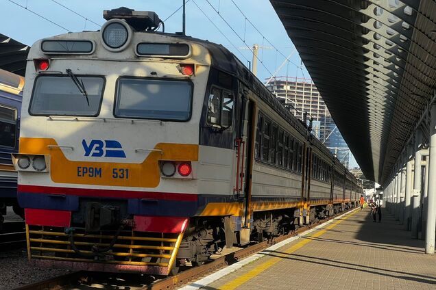 Иллюстрация - поезд на вокзале Укрзалізниці