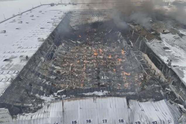 Гасили понад вісім діб: нові фото розкрили масштаб пожежі у логістичному центрі Roshen під Яготином після атаки РФ