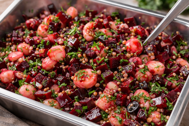 Пикатный салат с отварной свеклой и маринованными грибами: готовится без майонеза