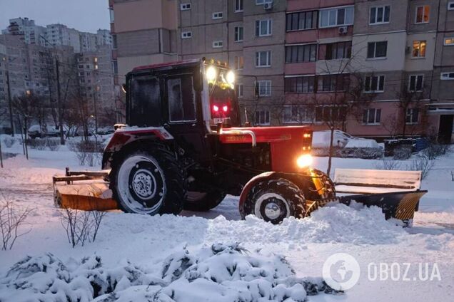 Роботи почали ще вночі: у КМДА показали, як у Києві борються із наслідками снігопаду. Фото та відео