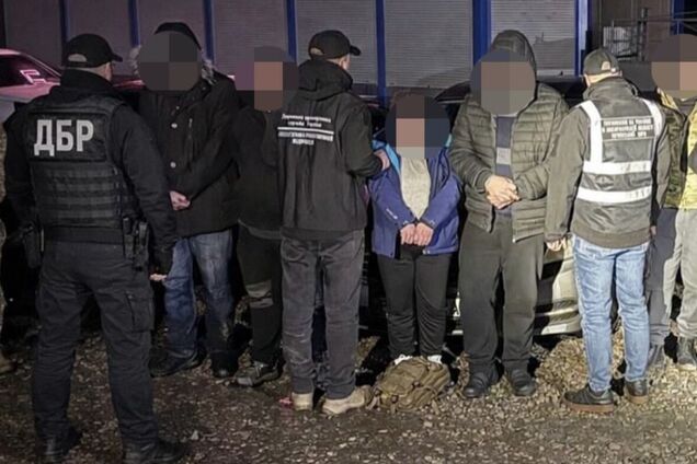 До Румунії через гірські стежки: в Україні викрили групу, яка переправляла чоловіків призовного віку за кордон. Фото