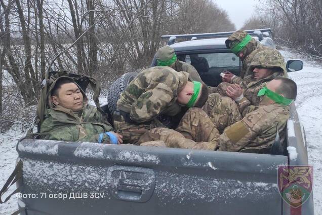 'Сидять тижнями без харчів і води': окупанти біля Часового Яру здаються в полон, бо не витримують умов, – військовий