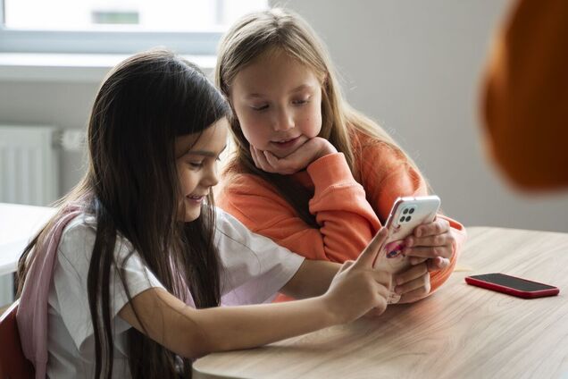 Будут ли запрещать смартфоны в школах Украины? Лисовой дал неоднозначный ответ