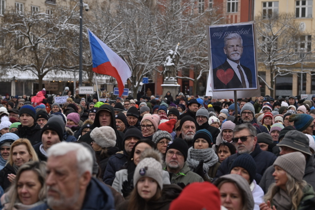 У Чехії тисячі людей вийшли на протести, щоб підтримати президента. Фото