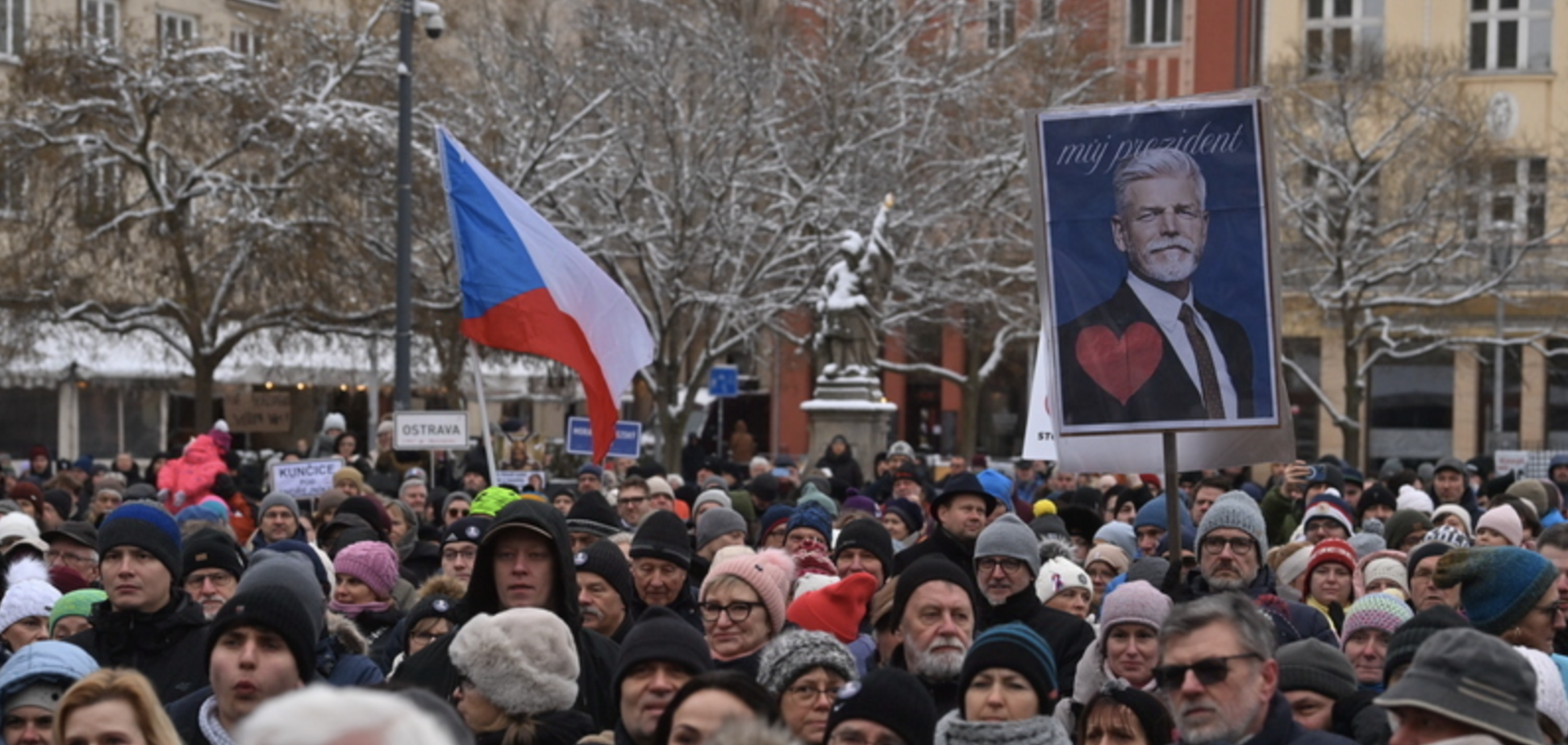 В Чехии тысячи людей вышли на протесты, чтобы поддержать президента. Фото