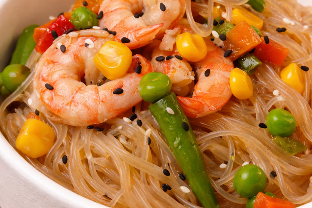Смачна фунчоза з креветками й овочами: як приготувати в домашніх умовах