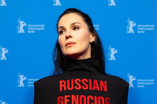 Маша Єфросиніна з 'кривавим' написом на сукні влаштувала сміливий перформанс на червоній доріжці Берлінале. Фото