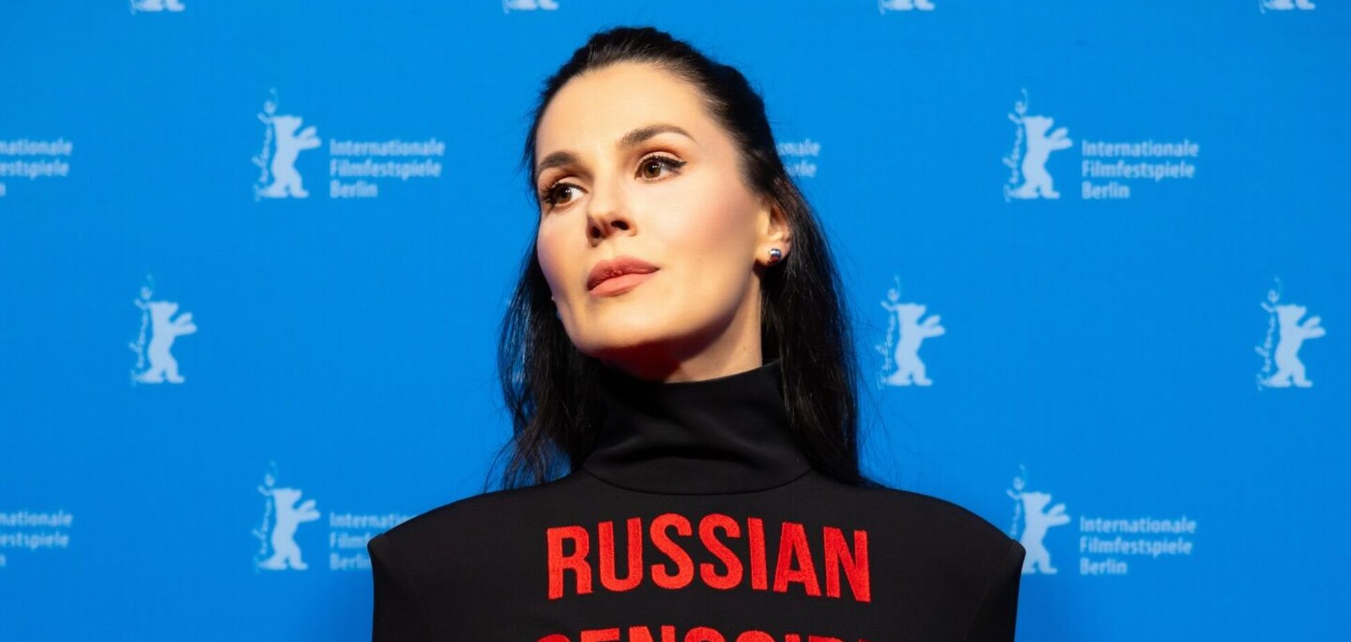 Маша Єфросиніна з 'кривавим' написом на сукні влаштувала сміливий перформанс на червоній доріжці Берлінале. Фото