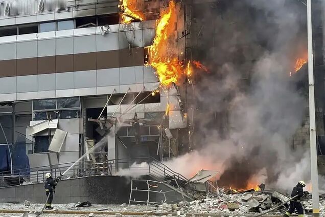 'РФ не здатна бути сильною в ізоляції': Зеленський про наслідки ворожих ударів, виробництво ППО й перемовини у Женеві. Відео