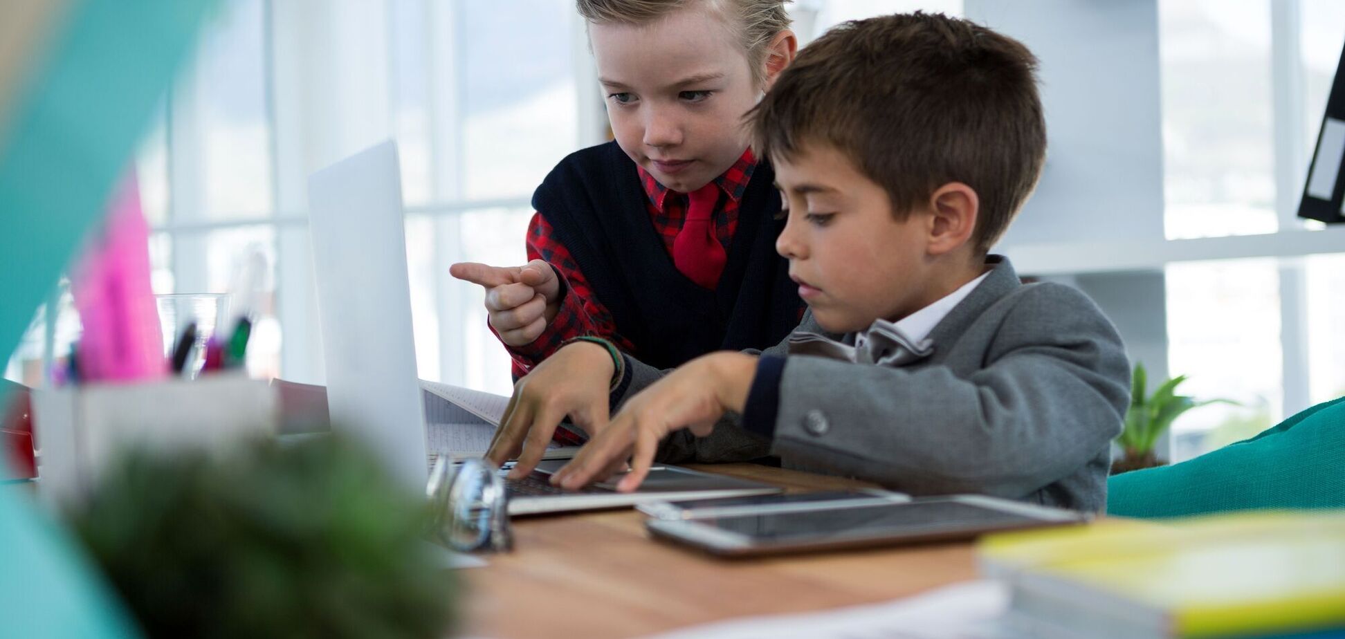 Чи варто школам забороняти використання смартфонів? Українці влаштували бурхливу дискусію після заяви Лісового