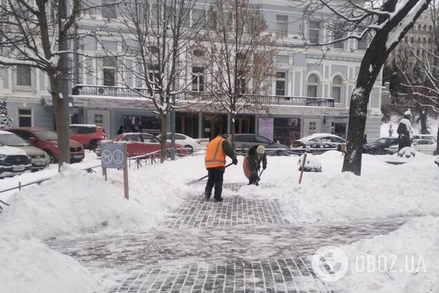 Привлечено более 400 единиц спецтехники: в КГГА рассказали, как в Киеве борются со снегом. Фото и видео