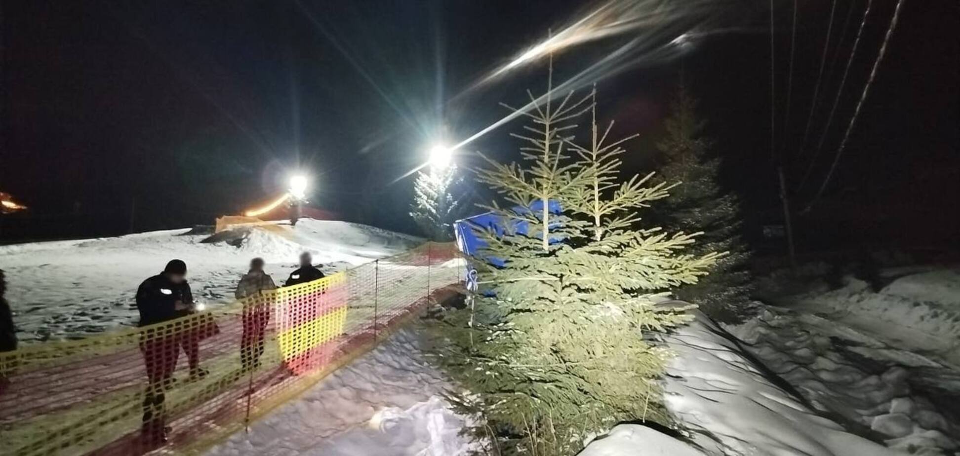 Спускался на тюбинге: на горнолыжном курорте Закарпатья во время катания травмировался 10-летний мальчик. Фото