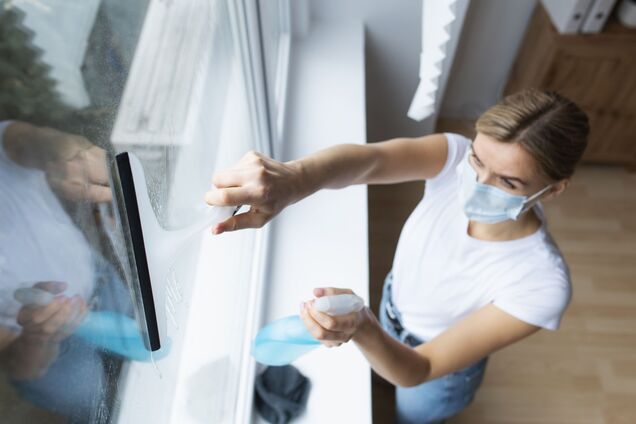 Как избавиться от черной плесени на окнах без химии: натуральное средство