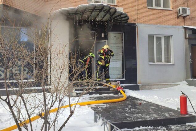 В Киеве на Печерске в помещении салона красоты загорелся генератор. Подробности и фото