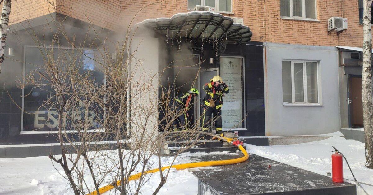 Пожар на улице Евгения Коновальца в Киеве - загорелся генератор прямо в салоне красоты - фото | OBOZ.UA