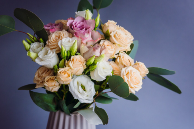 Квіти не зів'януть і цвістимуть довше: додайте два кухонних інгредієнти у вазу