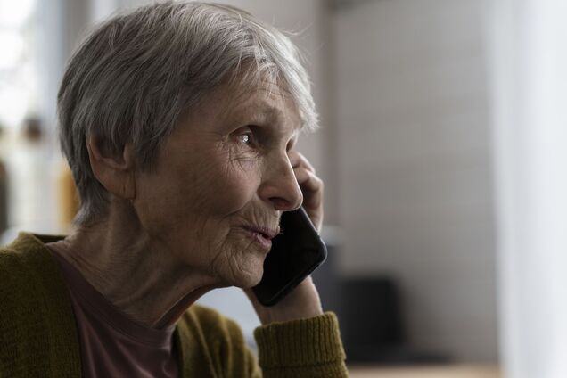 Старша жінка розмовляє по телефону. Ілюстрація