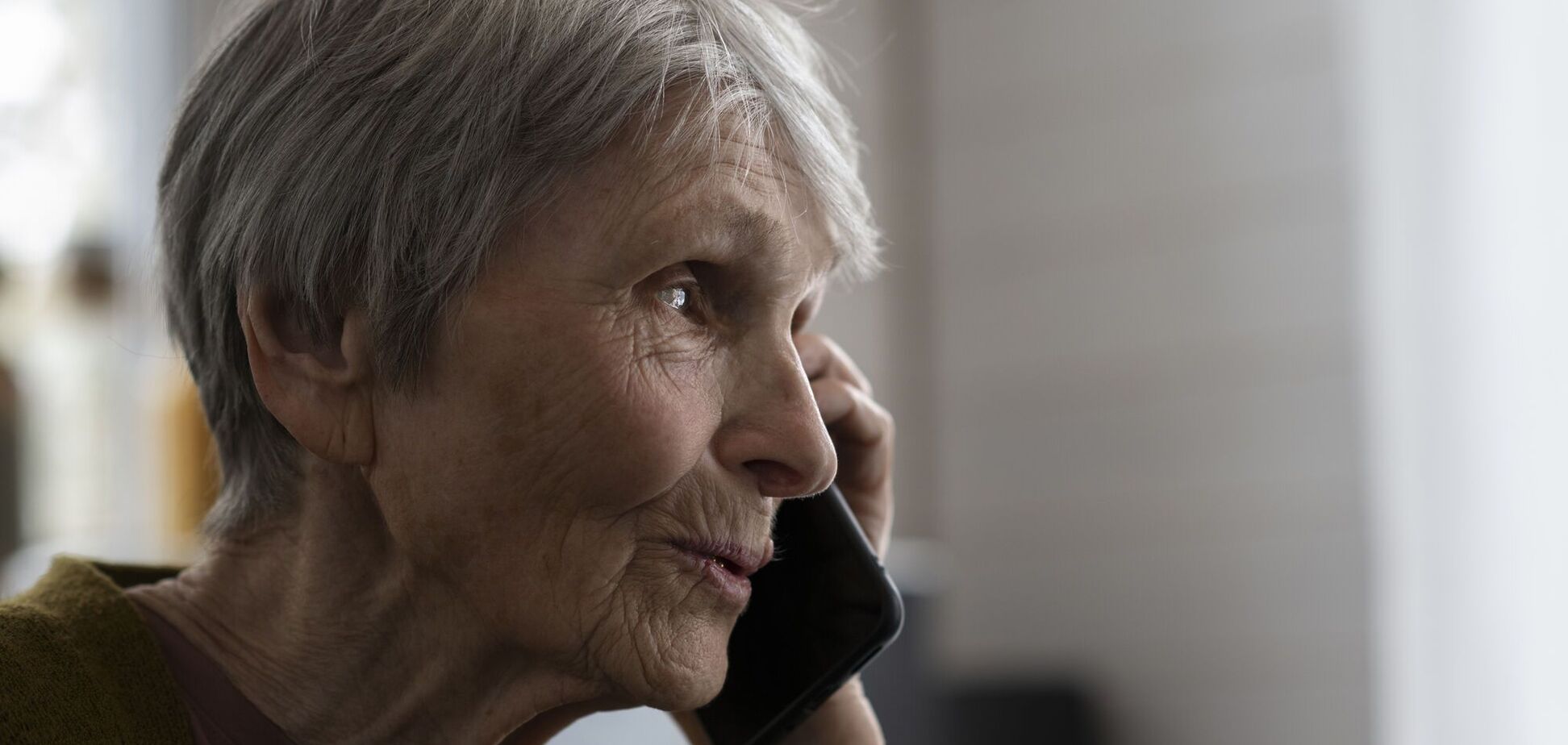 Старшая женщина разговаривает по телефону. Иллюстрация