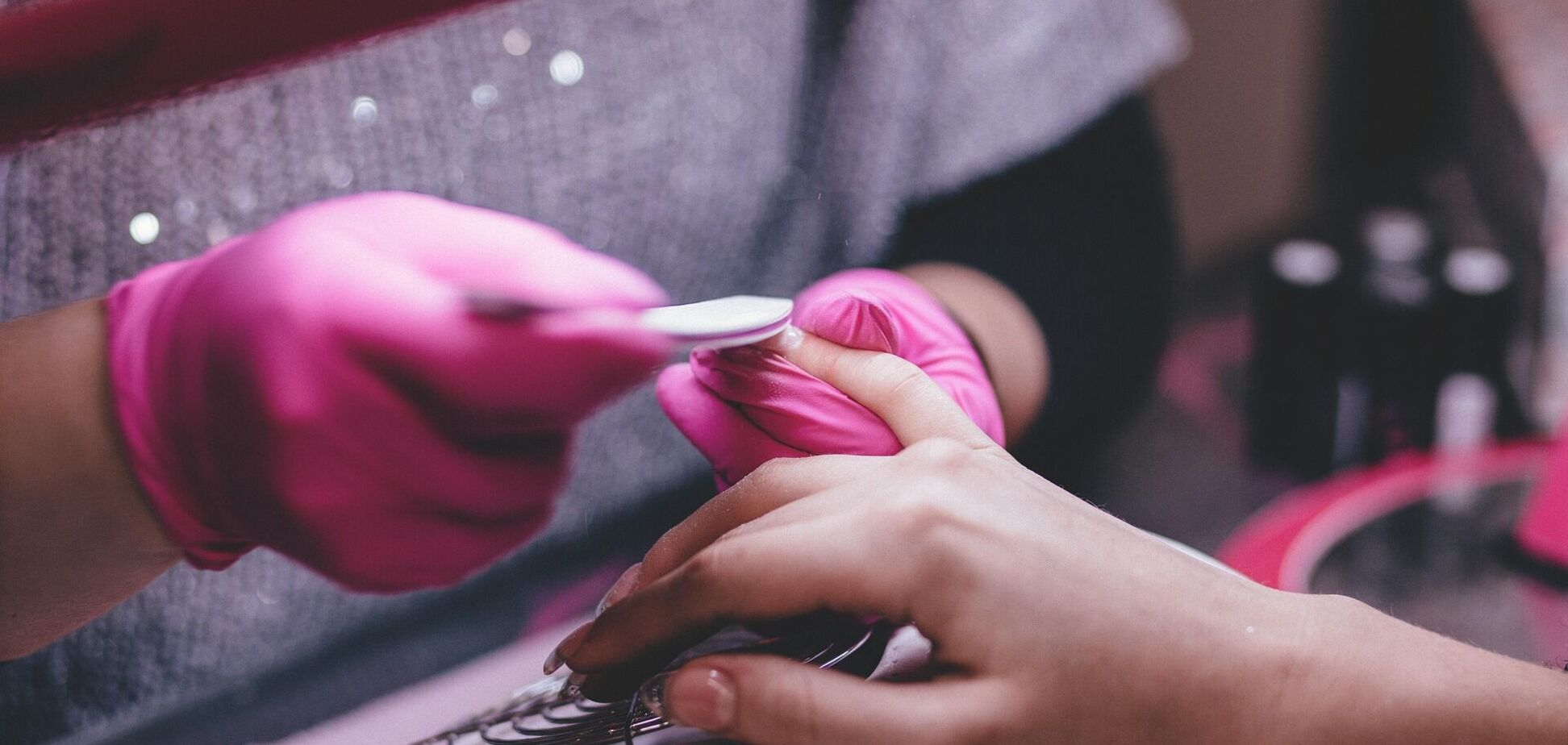 Ілюстративне зображення майстрині з манікюру