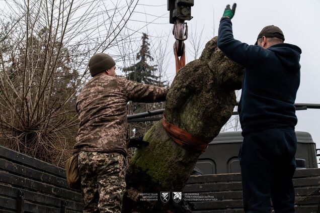 Военные эвакуировали из Днепропетровской области уникальные каменные памятники степной эпохи. Фото