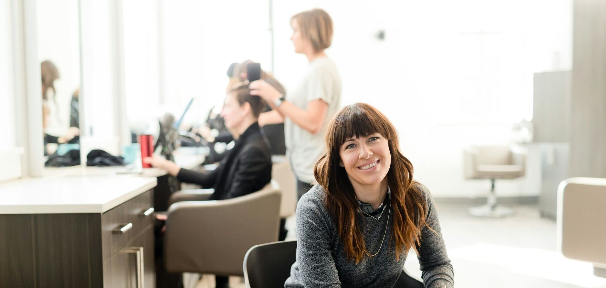 Модные этой зимой: какие стрижки оживят тонкие волосы