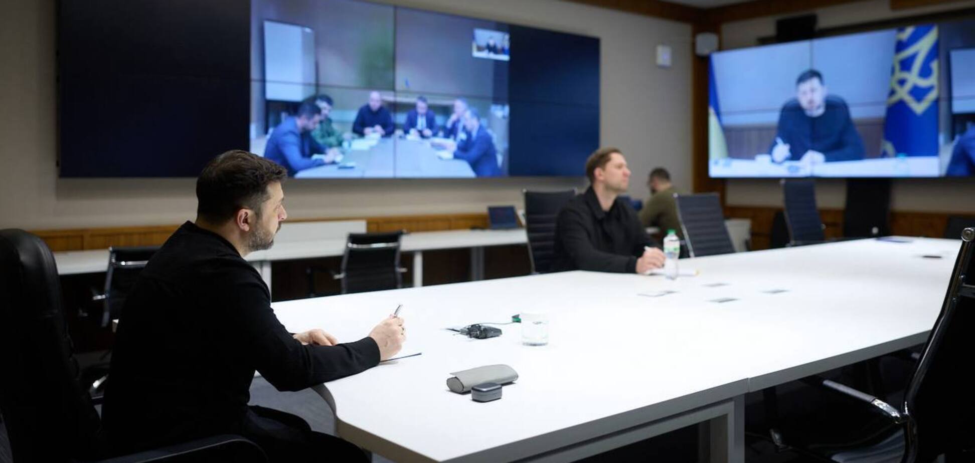 'Росія намагається затягнути перемовини': Зеленський провів нараду з українською командою перед стартом переговорів у Женеві