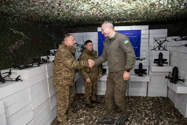 Кличко передав військовим із Києва нову партію допомоги від столиці. Фото