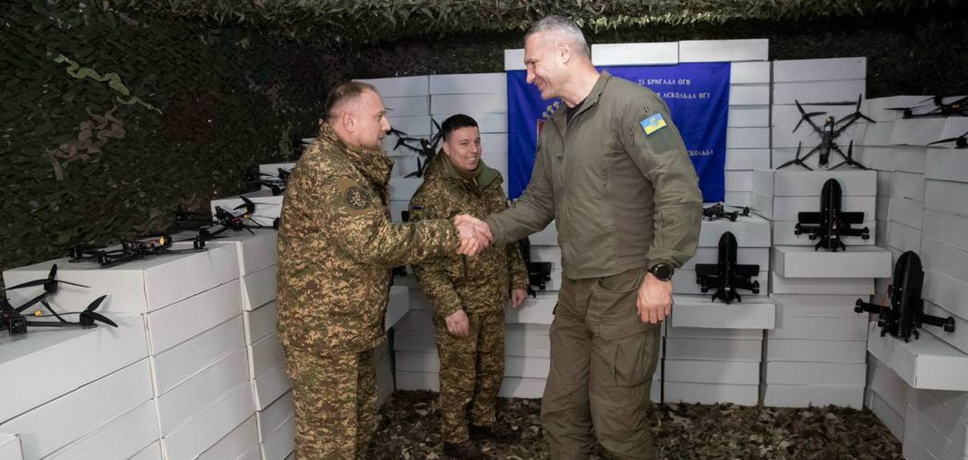 Кличко передав військовим із Києва нову партію допомоги від столиці. Фото