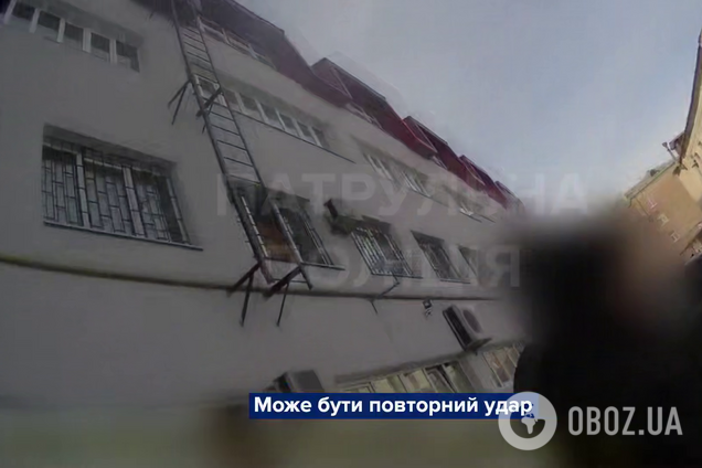 Атака РФ по центру Сум: патрульные показали кадры первых минут после удара. Видео