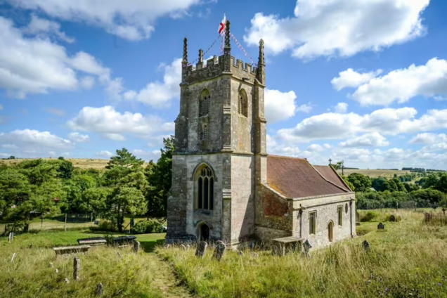 Село у Британії можна відвідувати лише кілька днів на рік: чому така секретність