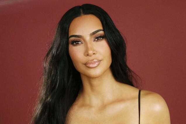 Кім Кардашʼян блиснула пишним бюстом у екстремально 'голій сукні'. Фото