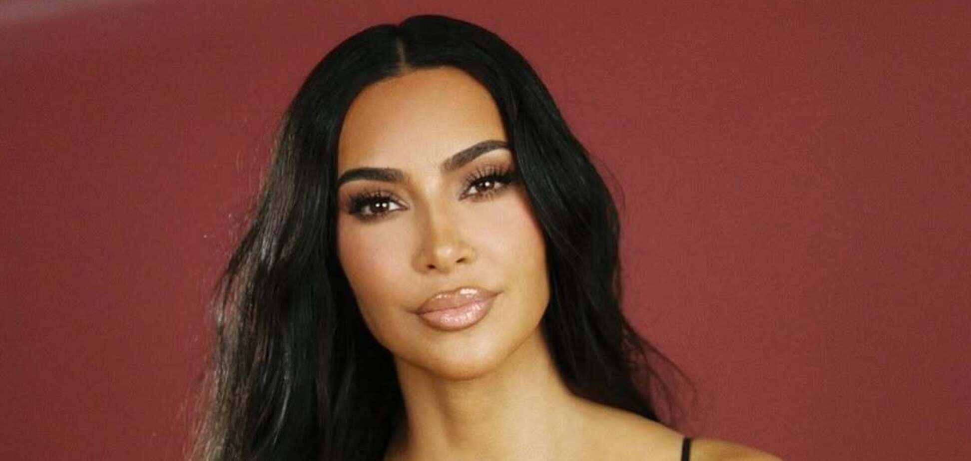 Кім Кардашʼян блиснула пишним бюстом у екстремально 'голій сукні'. Фото