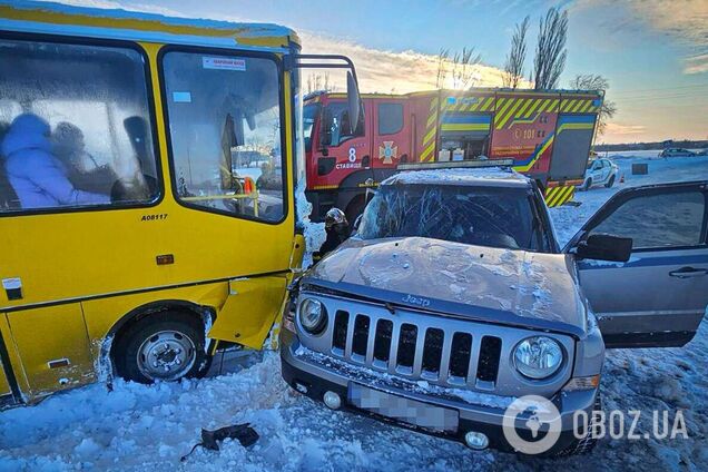 На Київщині зіткнулись легковик та шкільний автобус: є постраждалі. Подробиці та фото