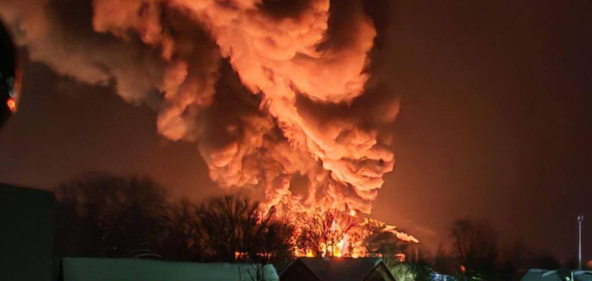 Дроны атаковали российскую нефтебазу в Великих Луках: вспыхнул пожар. Фото, видео