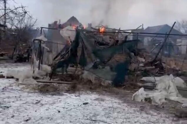 Оккупанты в Донецкой области сбросили авиабомбу на жилой дом, где находилась семья из 5 человек: есть погибшие. Фото