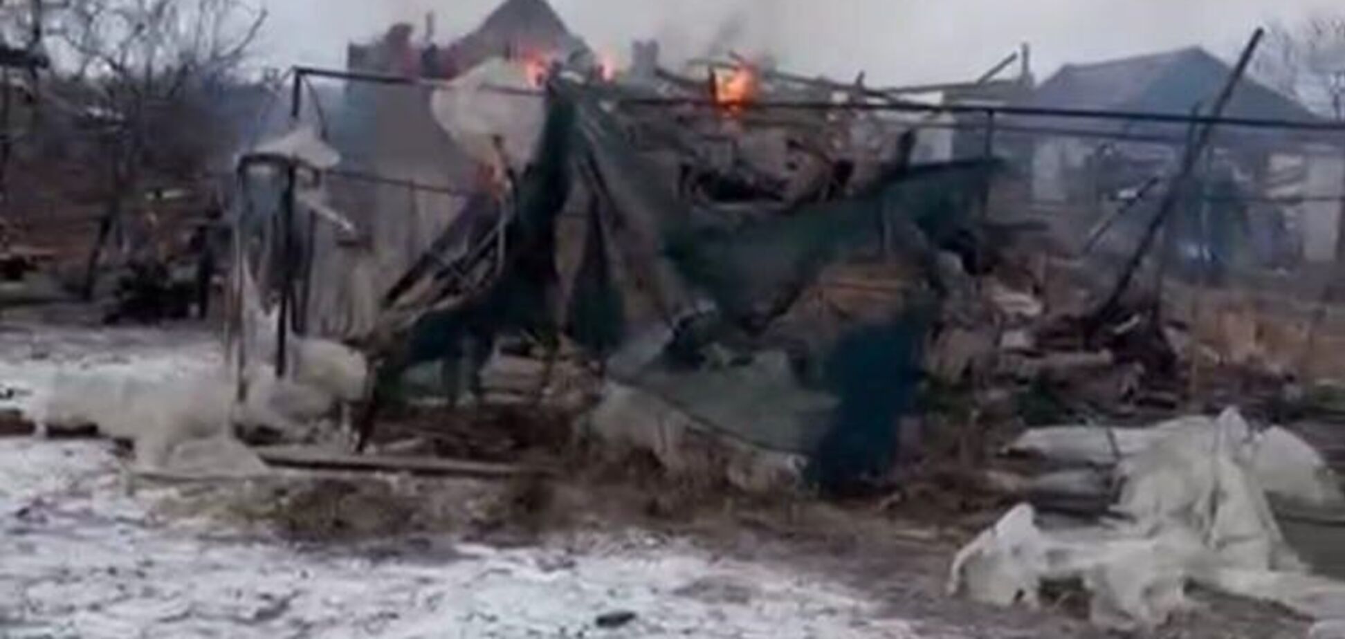 Оккупанты в Донецкой области сбросили авиабомбу на жилой дом, где находилась семья из 5 человек: есть погибшие. Фото
