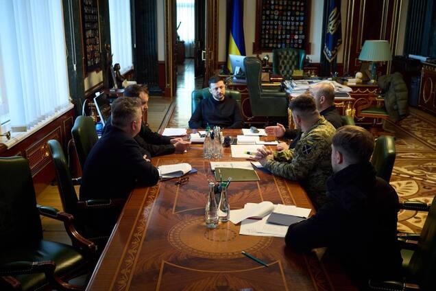 'Войну надо завершать': Зеленский провел совещание с переговорной командой перед новым раундом трехсторонних встреч