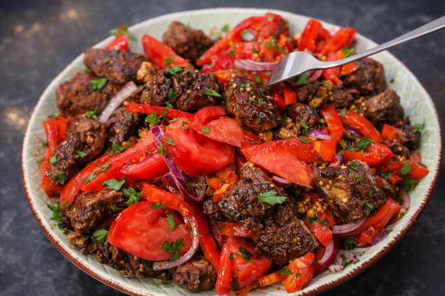 Смачний салат з печінкою без майонезу: зберігаються всі вітаміни компонентів