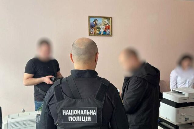 Продавали за границу для усыновления: в Одессе разоблачили группировку 'торговцев' украинскими детьми. Фото и видео