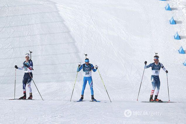 Биатлонисты внезапно остановились перед финишем и устроили эпичную зарубу на ОИ. Видео