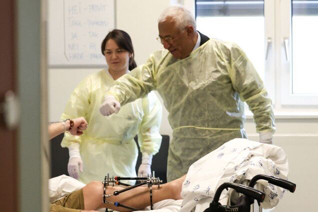 Президент Євроради зустрівся з пораненим українським бійцем у лікарні Осло. Фото